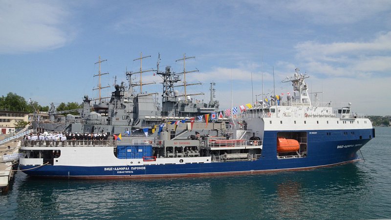 Малый морской танкер "Вице-адмирал Паромов"